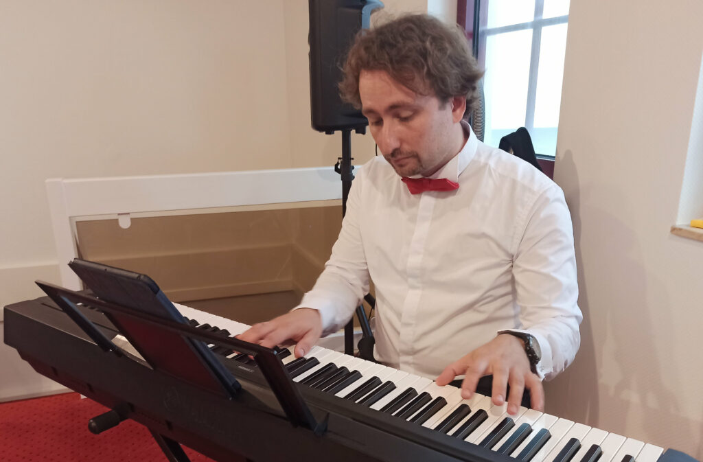 Alex Kovalski am E-Piano untermalt die Einweihungsfeier musikalisch